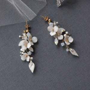 White and gold floral jewelry for bride, Swarovski rhinestone wedding earrings, Bridal crystal and pearl dangle flower earrings