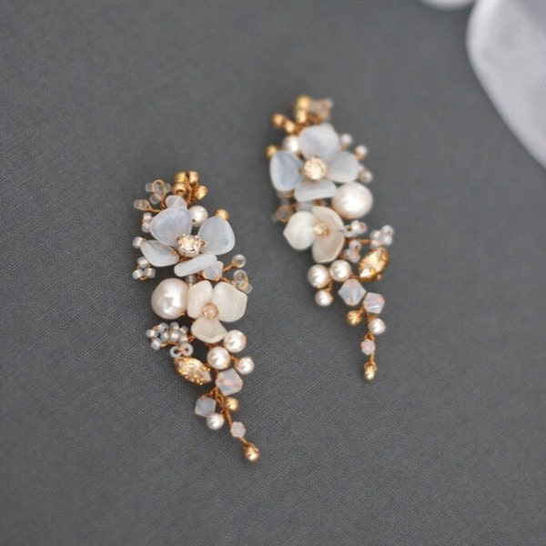 Floral pearl jewelry for bride, Ivory and gold Swarovski rhinestone wedding earrings, Bridal crystal and pearl flower dangle stud earrings