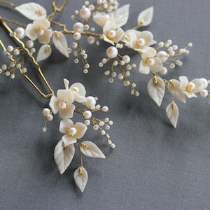 Ivory bridal floral hair pin set, Wedding pearl and flower bobby pins, White and gold color hair pieces for bride