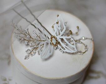 Butterfly bridal hair pin in white and gold, Wedding crystal and pearl bobby pin, Bridal hair piece, Headpieces for weddings, Hair jewelry