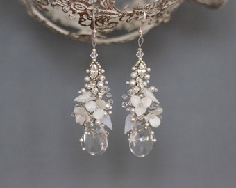 Boucles d'oreilles de mariée en cristal Swarovski et perles en strass de couleur blanche et argentée, boucles d'oreilles pendantes florales de mariage, bijoux de fleurs pour la mariée