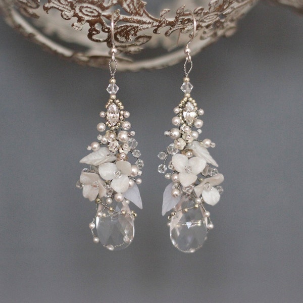 Orecchini da sposa con strass di perle e cristalli Swarovski in colore bianco e argento, orecchini floreali pendenti da sposa, gioielli floreali per la sposa