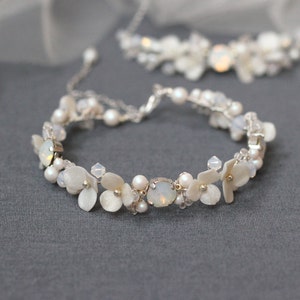 Witte bloem kristal en parel bruidsarmband, zilver en witte opaal Swarovski-huwelijksarmband, verstelbare strassteenarmband voor bruid