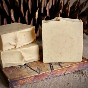 JABÓN DE LECHE DE CABRA - Pachulí y Naranja - Totalmente natural - Hecho a mano - Procesado en frío - Aceites esenciales - Sin parabenos