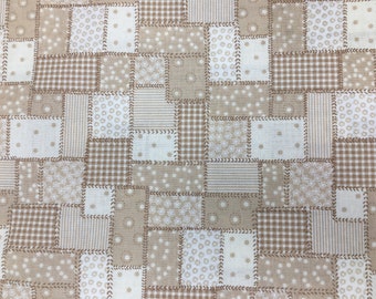 Op de afbeelding: Een beige stof met een patchwork-ontwerp met verschillende patronen, waaronder ruitjes, stippen en bloemenprints.