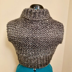 Hand-knitted soft grey shrug/bolero in womens small/medium image 4