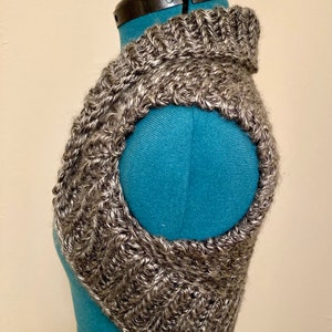 Hand-knitted soft grey shrug/bolero in womens small/medium image 6