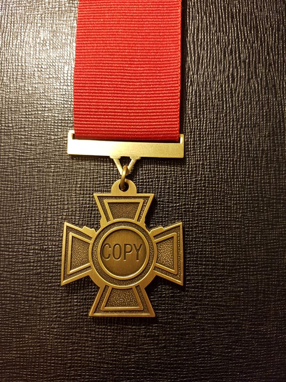 Medalla de la Cruz Victoria premio de medalla militar más alta por su  valentía conspicua réplica del ejército británico ww1 ww2 con cinta de  regalo del día del recuerdo -  México