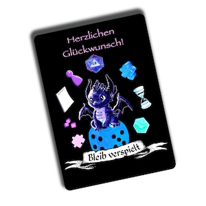 Brettspiel Geburtstagskarte , Bleib verspielt, Postkarte für Nerds, Brettspieler und Rollenspiel Drache mit Würfel