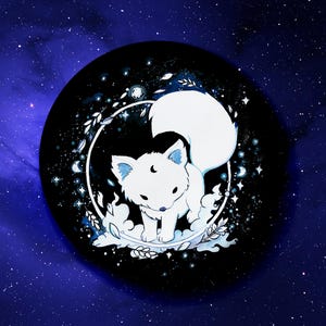 Può includere: Illustrazione di una volpe bianca con accenti blu, una luna crescente e stelle, su uno sfondo circolare nero. La volpe è circondata da una ghirlanda floreale bianca, il tutto su uno spazio blu scuro stellato.