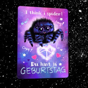 Op de afbeelding: Een wenskaart met een cartoon spin. De spin is afgebeeld in paars en zwart met grote ogen. De kaart bevat de tekst "I think i spider!" en "Du hast ja GEBURTSTAG", samen met andere zinnen en afbeeldingen.