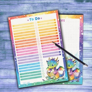Könnte beinhalten: Ein To-Do-Listen-Block mit einem regenbogenfarbenen Aquarell-Hintergrund, einer Spalte mit Kästchen zum Ankreuzen und einem Cartoon-Drachen, der ein Buch mit dem Titel How to Fly liest. Der Block ist mit kleinen weißen Sternen verziert.