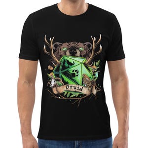Könnte beinhalten: Schwarzes T-Shirt mit einem grün-schwarzen Grafikdesign. Das Design zeigt einen Bären, Geweihe, einen grünen Würfel und das Wort "Druid" auf einem Banner. Ein Vogel, Pfotenabdrücke und Blätter sind ebenfalls enthalten.