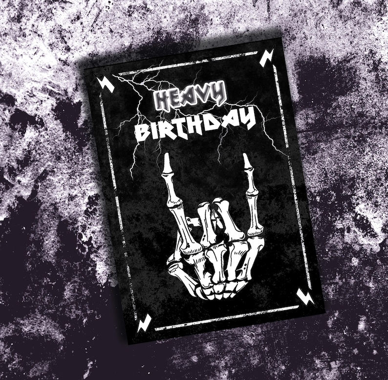 Puede incluir: Tarjeta de cumplea&ntilde;os en blanco y negro con el texto "Heavy Birthday" y una mano de esqueleto haciendo el gesto de rock and roll.