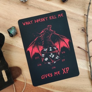 Rollenspiel Drachen mit W20 Würfel Postkarte, Roleplay, Tabletop, mit Spruch, Roter Fantasy Drache, Brettspieler