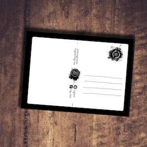 Puede incluir: Postal negra y blanca con un logotipo en blanco y negro que dice "Tiny Tami" y una direcci&oacute;n de sitio web. La postal tiene un borde negro y un dise&ntilde;o gr&aacute;fico en blanco y negro en la esquina superior derecha.