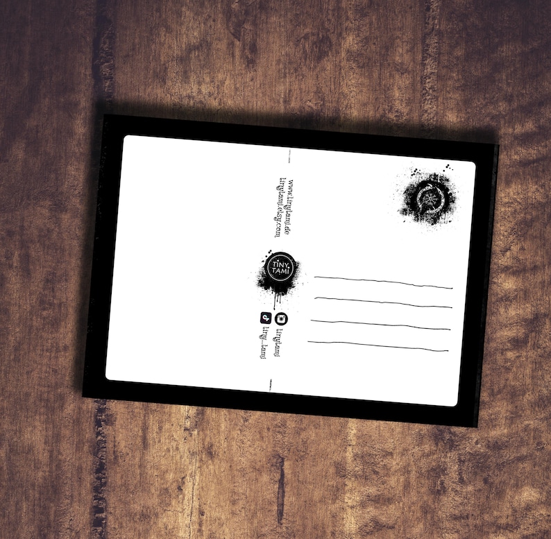 Puede incluir: Postal negra y blanca con un logotipo en blanco y negro que dice "Tiny Tami" y una direcci&oacute;n de sitio web. La postal tiene un borde negro y un dise&ntilde;o gr&aacute;fico en blanco y negro en la esquina superior derecha.