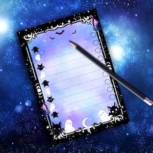 Op de afbeelding: Een zwart-wit notitieboekje met een paars en blauw galaxy-ontwerp. Het notitieboekje heeft een zwarte rand met een decoratief ontwerp en bevat vleermuizen, geesten en manen. Het notitieboekje heeft een gestreept interieur en een checklist aan de rechterkant.