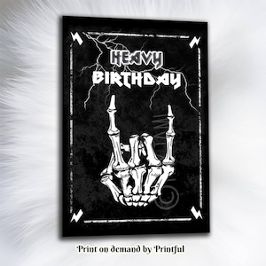 Può includere: Biglietto di compleanno in bianco e nero con la scritta "Heavy Birthday" e una mano di scheletro che fa il gesto rock and roll. Il biglietto ha una texture grunge e dettagli di fulmini.