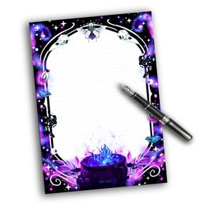 Könnte beinhalten: Ein dekorativer Notizblock im Letter-Format mit einem schwarzen, lila und weißen Rand mit einem Hexen-Thema. Das Design umfasst einen Kessel mit blauen Flammen, Totenköpfen und einem stilisierten Insekt. Ein schwarzer Füllfederhalter liegt auf dem Notizblock.