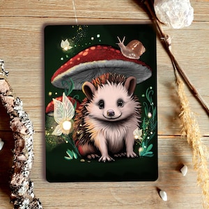 Douce carte postale hérisson avec amanites mouches et fées, douce et veloutée, escargot dans la forêt