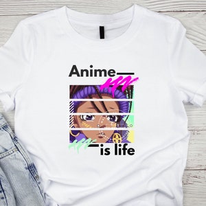 Puede incluir: Camiseta blanca con un gráfico colorido de un personaje de anime con el texto "Anime is life" impreso en ella.