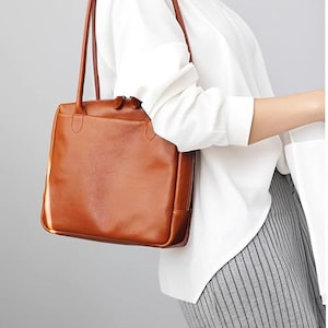 Bolso cuadrado grande de piel suave: un bolso elegante y práctico para el día a día.