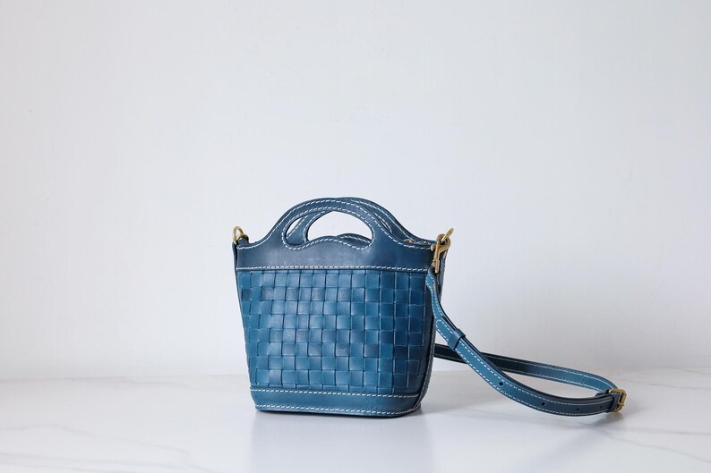 Bolso de cuero tejido a mano: bolso de hombro de plena flor Azul