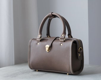 Handgemaakte leren mini Boston-tas: grijze looptas met handvat aan de bovenkant