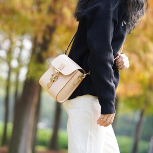 Women&#39;s Cowhide Leather Handmade Flapover Shoulder Bag