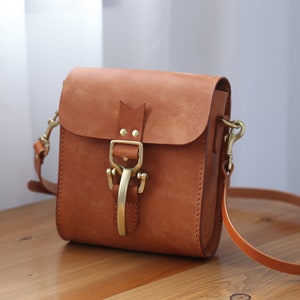 Women&#39;s Cowhide Leather Handmade Flapover Shoulder Bag