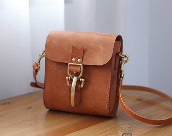 Sac à bandoulière flapover en cuir de vachette fait à la main pour femmes