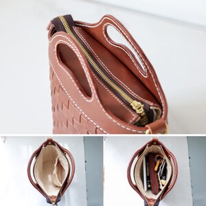 Puede incluir: Un bolso de mano de cuero marr&oacute;n con un dise&ntilde;o tejido. El bolso tiene cierre de cremallera y dos asas. El interior es visible, mostrando compartimentos y un forro. El bolso contiene una cartera, llaves y un tel&eacute;fono.