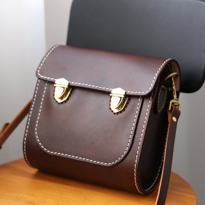 Women&#39;s Cowhide Leather Saddle Handbag Handmade Shoulder Bag Half-Flap