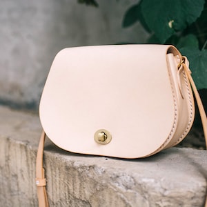 Women&#39;s Cowhide Leather Saddle Handbag Handmade Shoulder Bag-Round Shape Full Flap