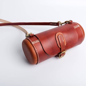 Sac à bandoulière seau capsule fait main en cuir