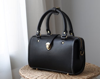 Handgemaakte leren mini Boston-tas: zwarte barreltas met schouderriem