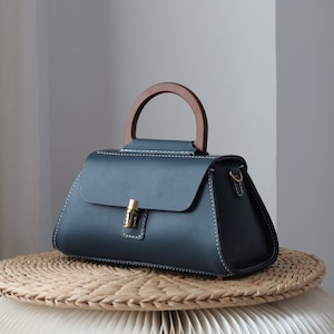Sac à main en cuir fait main à rabat trapèze pour femme, sac à bandoulière, sac en cuir monogrammé, à porter tous les jours