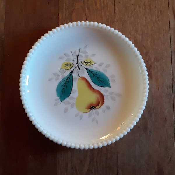 Grande Pretty Pearly vintage Milk Glass Plate for Display by Westmoreland Glass Co Caractéristiques d’une poire jaune fraîche avec des feuilles Wispy - Greenery