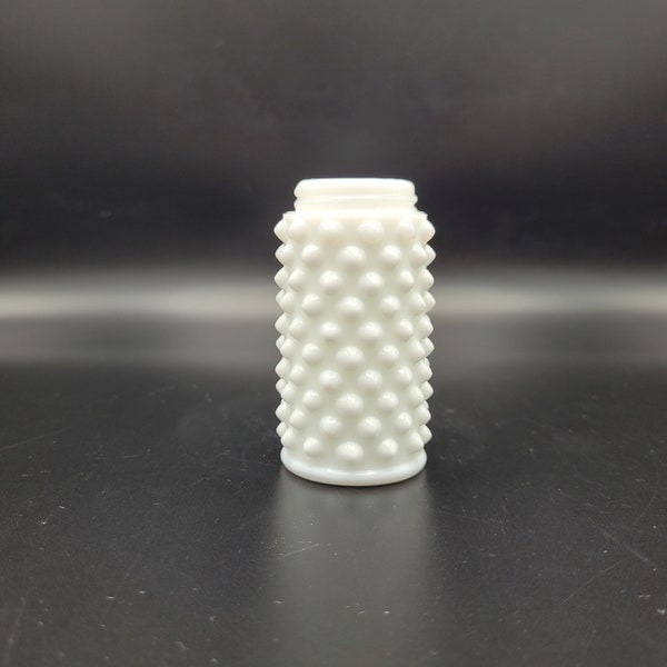 Fenton Hobnail Milk Glass Shaker uniquement sans couvercle et en excellent état comme neuf - Il s'agit d'un shaker en verre de remplacement vintage