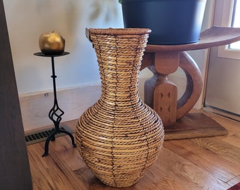 Grand vase de sol vintage en osier tressé, beaux détails, tissage serré, intérieur désossage pour une forme et une construction solide, tons clairs et sombres