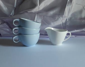 VENTE! Melmac vintage Tasse à thé Tasse à café et crémier Ensemble de 4 plats en mélamine bleu ciel atomique et blanc Incassable et empilable Rangement facile