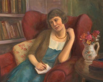 Puede incluir: Pintura al óleo de una persona sentada en un sillón rojo, escribiendo. La persona lleva un vestido azul y una rebeca marrón. Un jarrón con flores está sobre una mesa. Estanterías en el fondo.