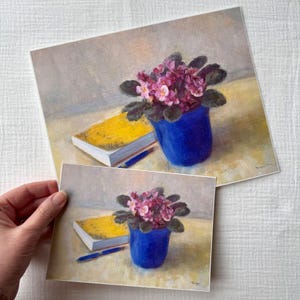 Lettura di Emma M Lion natura morta / stampa artistica floreale / fiori rosa viola in un vaso blu penna lapislazzuli e libro giallo
