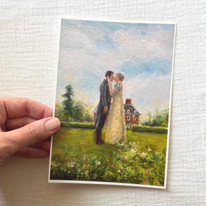 Puede incluir: Una pintura rom&aacute;ntica que representa a una pareja con trajes de &eacute;poca compartiendo un momento tierno en un jard&iacute;n. La mujer lleva un vestido amarillo y el hombre un abrigo oscuro. Una casa se encuentra al fondo, bajo un cielo azul.
