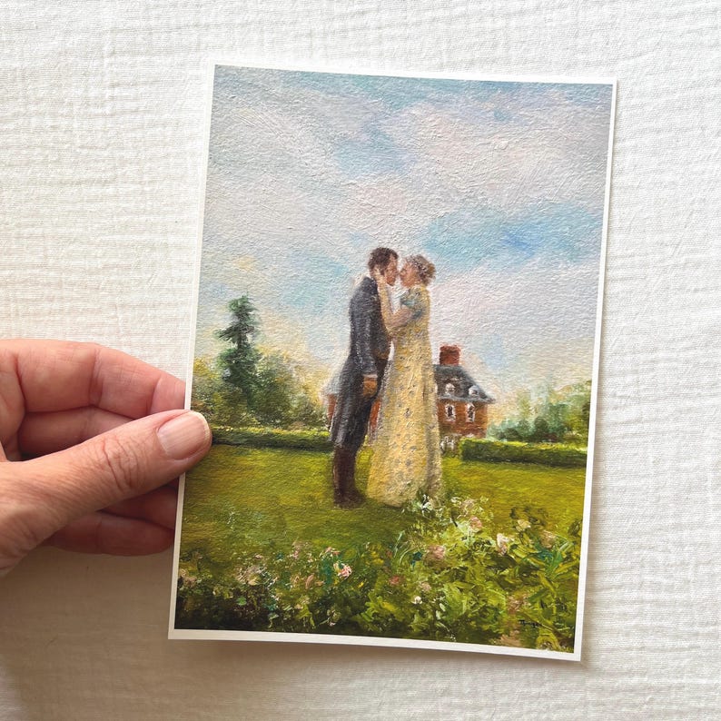 Puede incluir: Una pintura rom&aacute;ntica que representa a una pareja con trajes de &eacute;poca compartiendo un momento tierno en un jard&iacute;n. La mujer lleva un vestido amarillo y el hombre un abrigo oscuro. Una casa se encuentra al fondo, bajo un cielo azul.