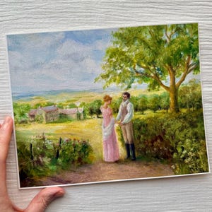 Puede incluir: Una pintura rom&aacute;ntica representa a una pareja con ropa de &eacute;poca en un camino. La mujer lleva un vestido rosa y el hombre un chaleco. Un gran &aacute;rbol y un paisaje con edificios est&aacute;n en el fondo.