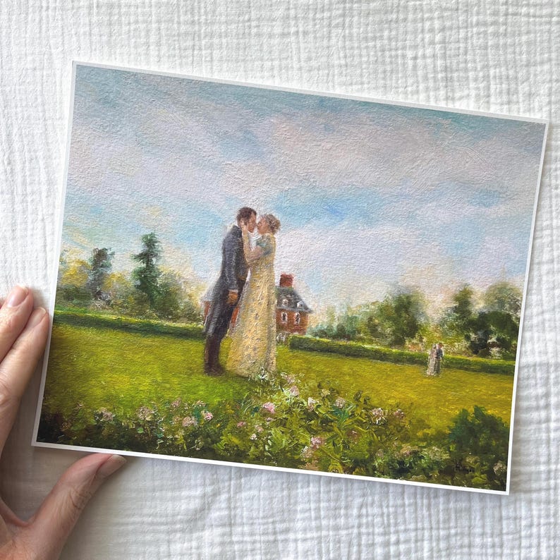 Puede incluir: Impresi&oacute;n de pintura al &oacute;leo que representa a una pareja abraz&aacute;ndose en un campo. El hombre viste un traje oscuro y la mujer un vestido color crema. Una casa de ladrillo rojo al fondo, con un campo verde y cielo azul. Tema rom&aacute;ntico.