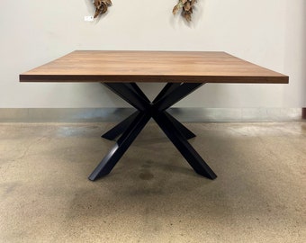 Mesa de comedor de nogal cuadrada personalizada, patas de acero negro con recubrimiento de polvo de araña / Mesa de comedor redonda de nogal / Construir a pedido