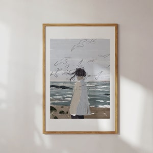 Puede incluir: Una ilustración enmarcada de una persona de pie en una playa de espaldas al espectador. La persona lleva un abrigo azul claro y beige y tiene el pelo oscuro. El fondo es un cielo gris con una bandada de pájaros volando por encima. La playa es de color marrón claro con un océano azul oscuro en el fondo.